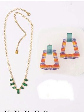 Plunder Necklace Earrings Gold Plated Emerald Green Stones Acrylic Drop earrings